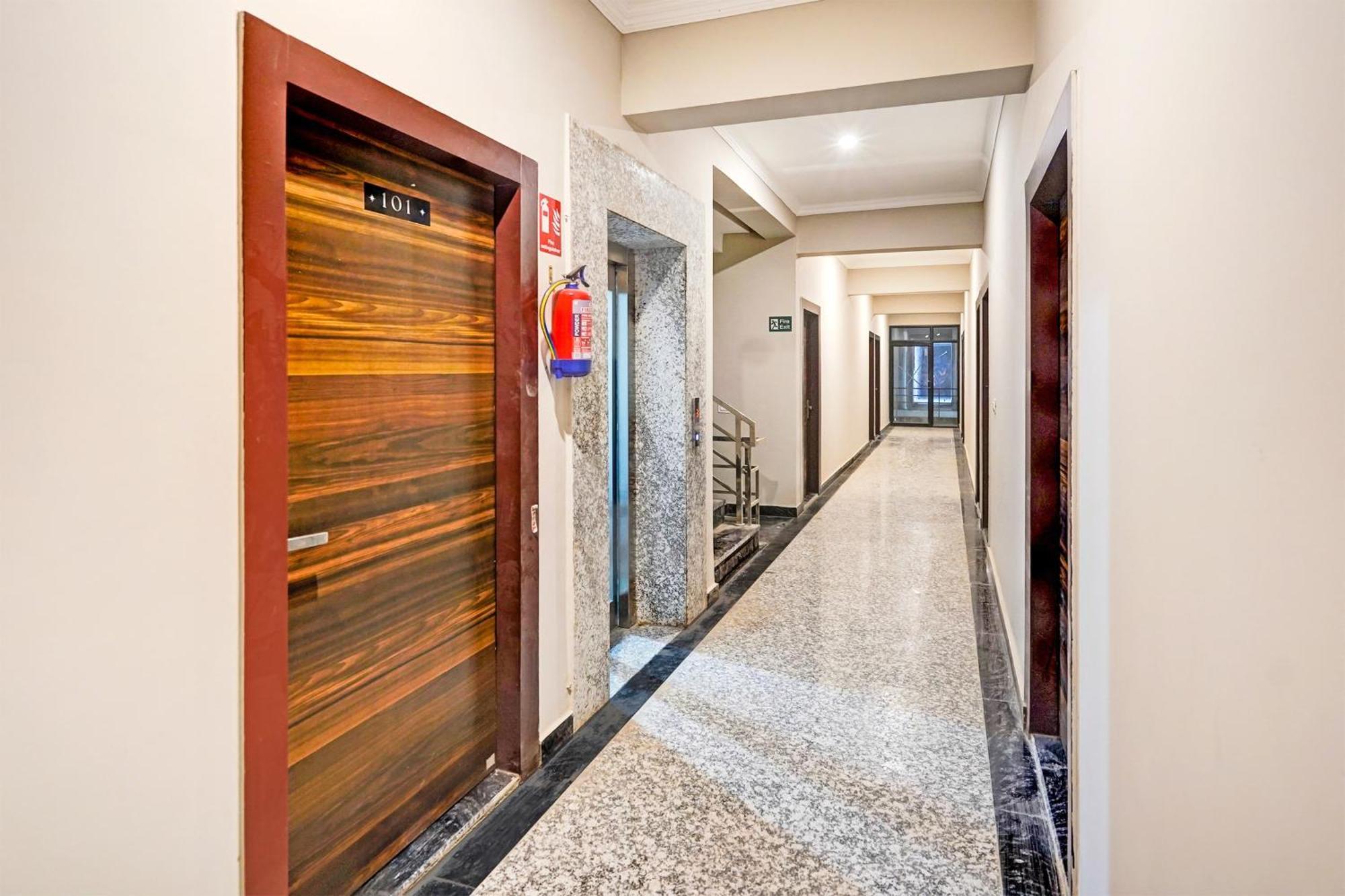 Super Townhouse Sector 86 Near Sector 83 Metro Station Hotel Noida Kültér fotó